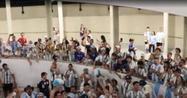 Tifozët “non grata” të Argjentinës/ Jashtë stadiumeve, nuk kanë paguar detyrimet financiare për fëmijët