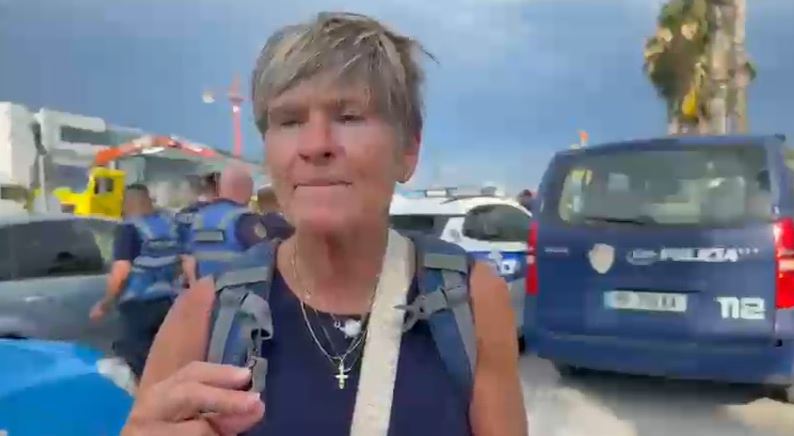 Drejtuesi i mjetit dyshohet se pësoi atak kardiak/ I shpëtoi aksidentit në autostradën Tiranë-Durrës, turistja rrëfen momentet e panikut