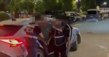 Armëmbajtje pa leje, arrestohet 43-vjeçari në Tiranë/ Mbante në banesë armë zjarri, krehra dhe fishekë kallashnikovi