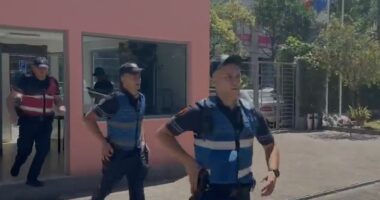 Grushta brenda kafazit të qelqtë në GJKKO/ Të akuzuarit për vrasjen e Renis Dobrës konfliktohen fizikisht