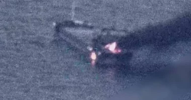 VIDEO/ Sulm me dron në Detin e Zi, digjet anija e mallrave, humb jetën një anëtar i ekuipazhit