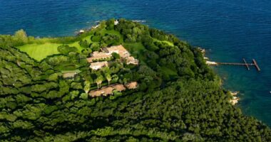 Vila ikonike e Berlusconit shitet për 350 milionë euro, familja mbretërore e Katarit zgjeron investimet në Itali