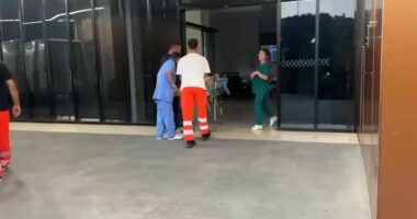 Motomjeti përplas këmbësoren në Lungomare/ Vlorë, dërgohet në spital e moshuara