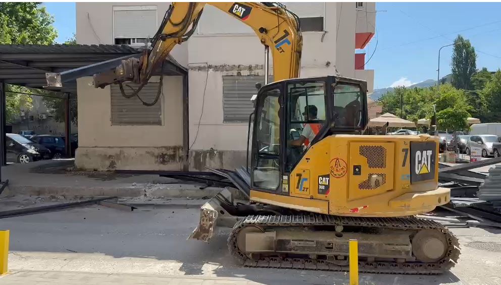 IMT vijon aksionin në Vlorë, shemben objekte që zënë hapësir