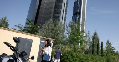 Zjarr i madh në një nga kullat më të larta të Madridit, evakuohen qindra persona