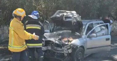 Aksident në dalje të Elbasanit/ Makina përplaset me furgonin e pasagjerëve dhe përfshihet nga flakët