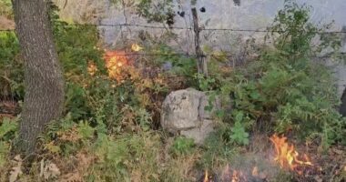 Zjarr pranë aeroportit të Kukësit, zjarrfikësit ndërhyjnë për të shuar flakët