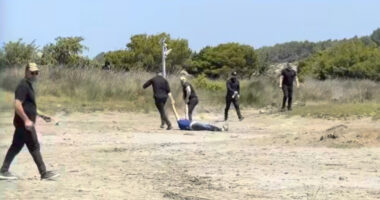 Dhunuan dhe tërhoqën zvarrë protestuesin në Zvërnec/ Lihen në burg edhe dy rojet e policisë private