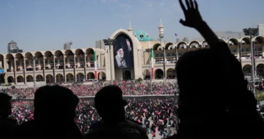 Me qindra mijëra njerëz, nis zyrtarisht ceremonia 6-ditore e varrimit të Khameneit