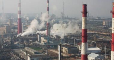 Ukraina sulmon rafinerinë ruse Gazprom, 1,400 kilometra larg kufirit