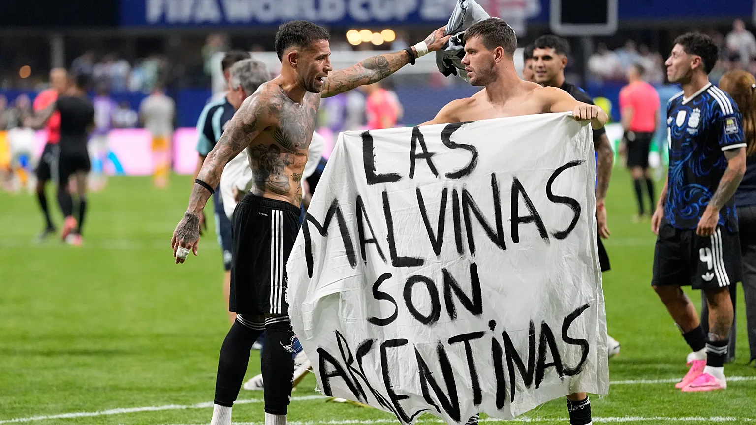 futbollistet-argjentinas-mbajne-pankarte-politike-pas-ndeshjes-me-angline