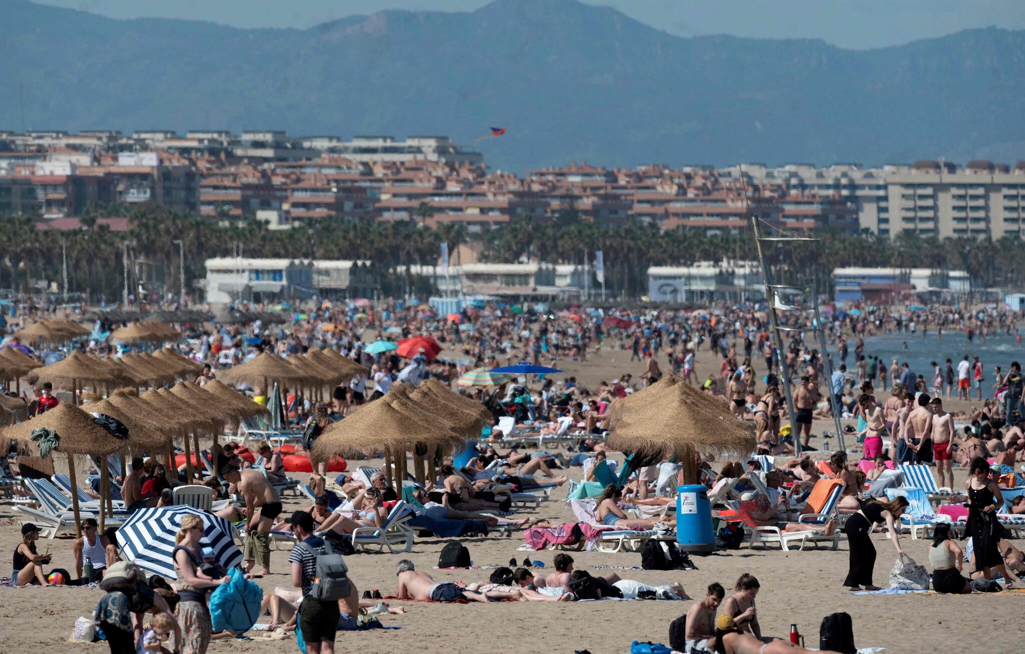 i-nxehti-i-qershorit-vrau-mijera-njerez-mbi-1-mije-viktima-ne-spanje-temperaturat-kaluan-40-grade-celsius