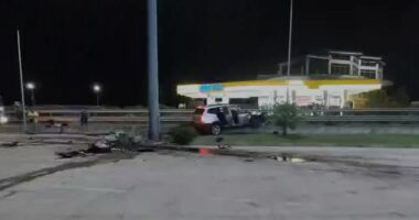 Aksident në Laç-Mamurras pranë një pike karburanti/ Drejtuesi i automjetit humb kontrollin dhe përplas disa makina të parkuara