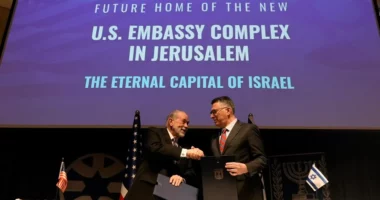 SHBA dhe Izraeli nënshkruajnë marrëveshje për ndërtimin e ambasadës së re në Jerusalem, palestinezët kundërshtojnë