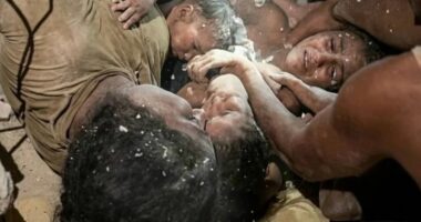 Mrekulli nën rrënoja/ Venezuelë, nëna dhe fëmijët nxirren të gjallë 11 ditë pas tërmetit