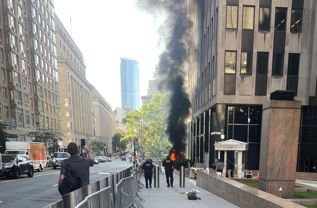 Sulmohet ndërtesa federale në New York/ Një burrë i vë flakën një gjykate për emigracionin në Manhatan, arrestohet