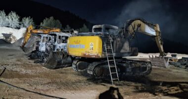 Digjen 5 mjete të rënda në guroren e Shpërdhetit, zjarri dyshohet i qëllimshëm