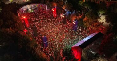 Rama ndan pamjet, qytetarë që shohin ndeshjen e që protestojnë: Kjo osht Tirona jon, Tirona kontradiktës