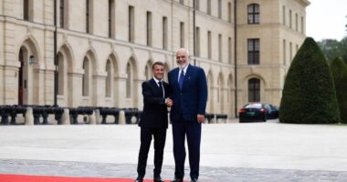 Kryeministri Rama mbërrin në Paris, pritet nga presidenti Macron