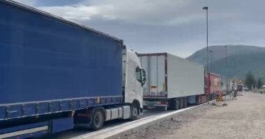 Greva e doganierëve grekë mbyll pikat kufitare, paralizohet lëvizja e mjeteve