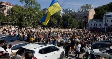 Shkarkimi i ministrit të Mbrojtjes nxit protesta në Ukrainë