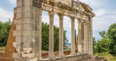 Fier, historia e ciceronit të parë/ Busti i heroit të monumenteve të Apolonisë, drejt restaurimit