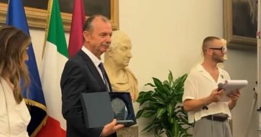 Çmim ndërkombëtar për gazetarin e ABC News/ Artur Nura nderohet në Romë, vlerësim për kontributin mediatik