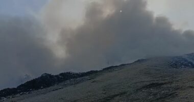 VIDEO/ Zjarrfikësit vënë nën kontroll flakët në vendgrumbullimin e mbetjeve në Fushë-Krujë