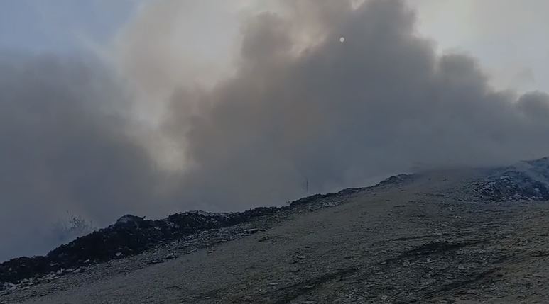 VIDEO  Zjarrfikësit vënë nën kontroll flakët në vendgrumbullimin e mbetjeve në Fushë Krujë