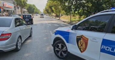 Makina godet karrocën me një fëmijë në Korçë, dërgohet me urgjencë në spital