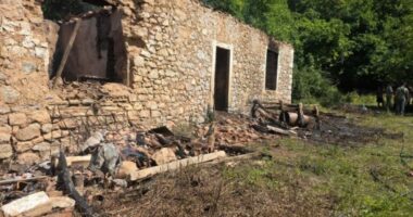 Shkrumbohet banesa në Postribë/ Humb jetën nëna me dy fëmijët e mitur