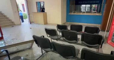 Sulm komisariatit, pranga një protestuesi/ Dhunë pas protestës të shtunën, thyen dritaret dhe lënduan një police