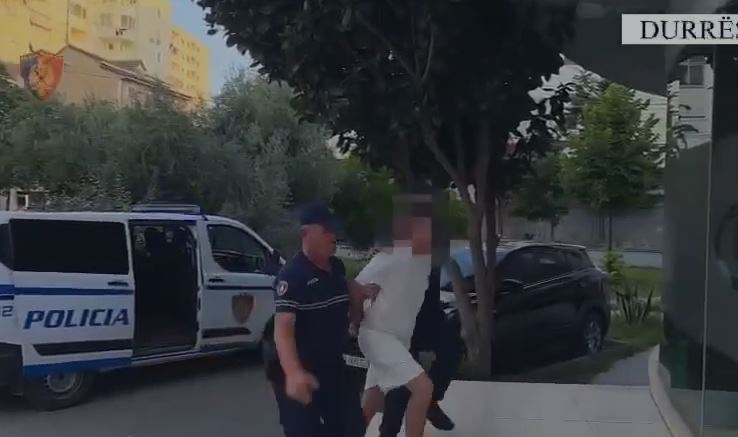 Goditet baza  Zbulohet arsenal armësh në Durrës  arrestohet 20 vjeçari