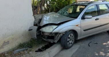 Aksident në Fier, makina del nga rruga/ Lëndohet një 7-vjeçare