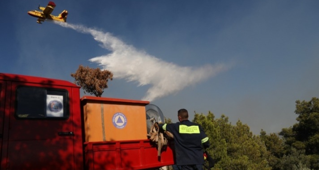 Dy zjarrfikës vdesin në luftë me flakët në Kretë
