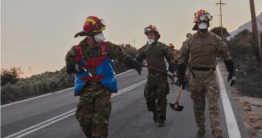 Mijëra të evakuuar në Greqi, zjarret përfshijnë edhe Portugalinë mes valës së të nxehtit në Evropë