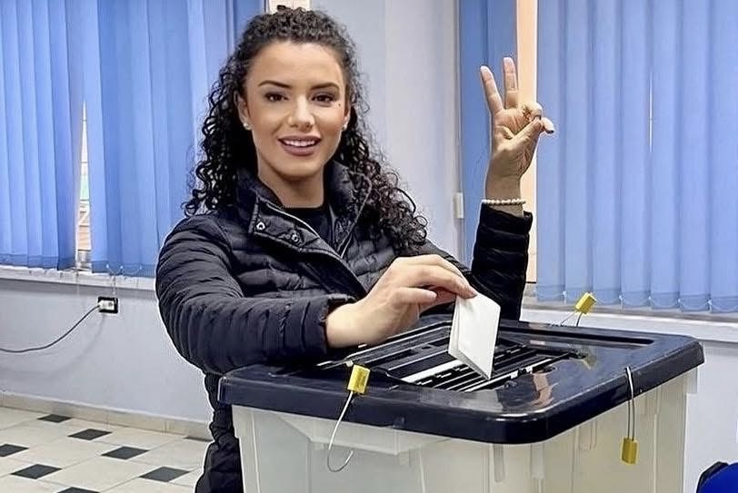 Besë te Jola? Zyrtarja e PD kalon ylberin/ Ish-sekretarja për marrëdheniet me publikun e PD, në krye të turizmit