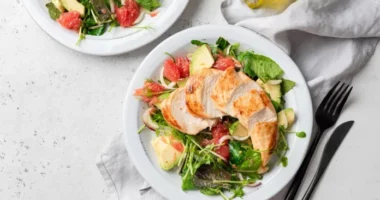 Më shumë apo më pak proteina? Këshillat e ekspertëve për të përballuar temperaturat e larta