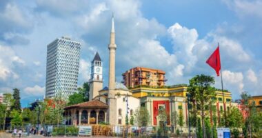 “Daily Mail”: Tirana në sytë e turistëve, një nga qytetet më ekonomike dhe më interesante të Evropës