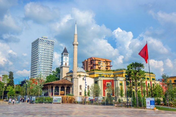  Daily Mail   Tirana në sytë e turistëve  një nga qytetet më ekonomike dhe më interesante të Evropës