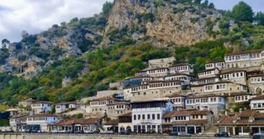 “Quartz”: Gjirokastra dhe Berati, destinacionet shqiptare që po sfidojnë qytetet më të famshme turistike të Evropës