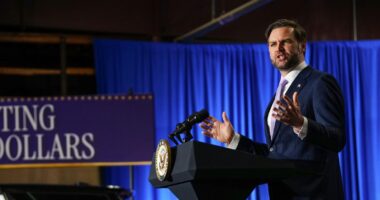 JD Vance paralajmëron Iranin: Shkelët marrëveshjen, nëse qëlloni sërish anijet do t’ju godasim si kurrë më parë