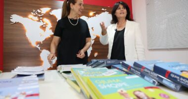 Tekste shkollore falas për diasporën/ Qeveria financon librat shqip, nis shpërndarja në 15 vende