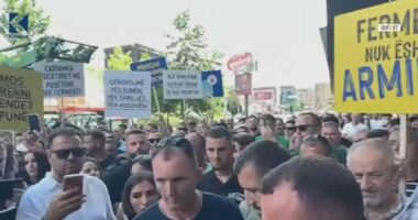 Kosovë/ Fermerët kërkojnë takim me ministrin e Bujqësisë: Do të na shihni çdo ditë në rrugë…