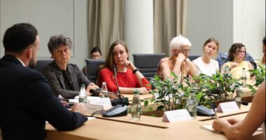 “Zvërneci, sipas standardeve të BE”/ Ministri i Mjedisit pret dhe sqaron një grup eurodeputetësh