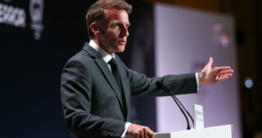 Macron premton rindërtimin pas zjarreve në Francë: Shteti do të jetë në terren sa të jetë e nevojshme
