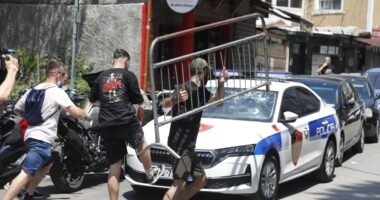 Flamingot braktisin paqen, dhunë në Parlament/ Protestuesit sulmojnë policinë dhe deputetët, plagosen 9 policë