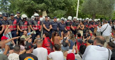 Seanca për dy protestuesit/ Gjykata i liron, por u ndalon daljen jashtë vendit