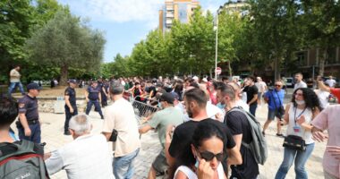 Ministria e Shëndetësisë: Tre efektivë dhe 4 protestues po marrin mjekim në Spitalin e Traumës dhe QSUNT