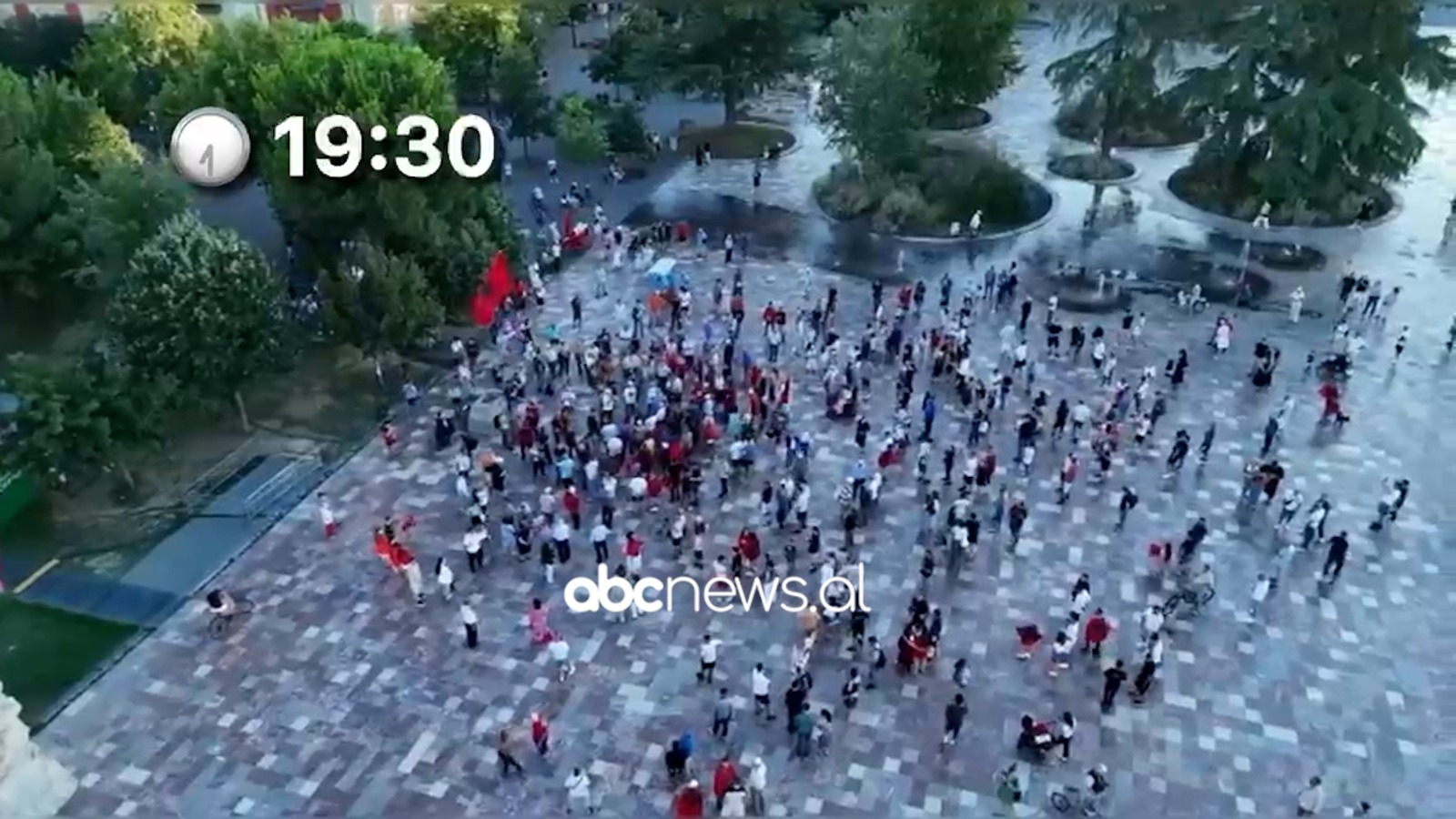 Dita 42 e protestës  pamjet e para nga lart  Ja pjesëmarrja në shesh